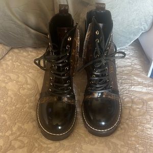 Beautiful pair of LVboots they are in great condition no box including dust bag